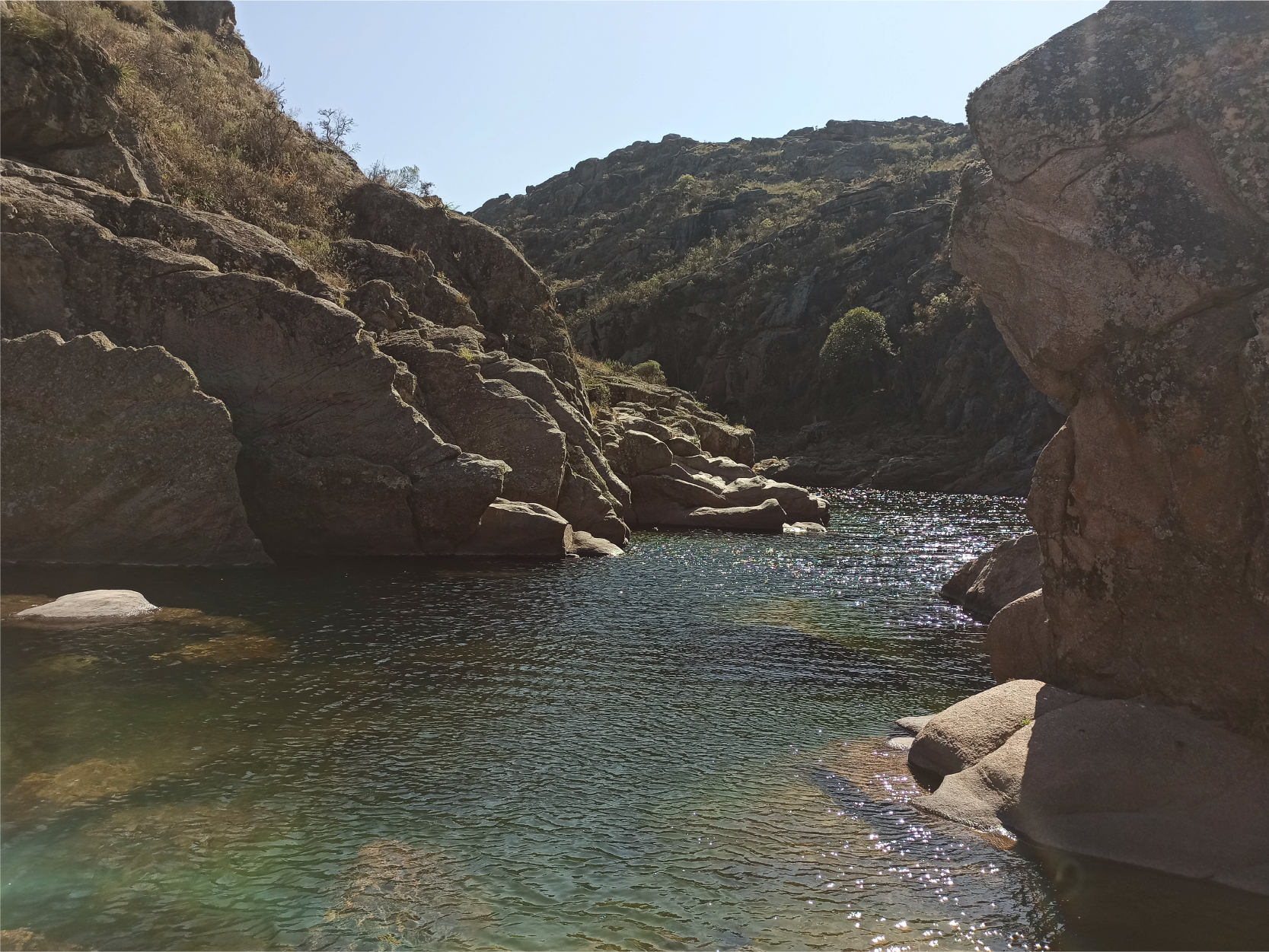 Paisaje serrano del río Yuspe en Estancia Cerro Blanco, cerca de Tanti